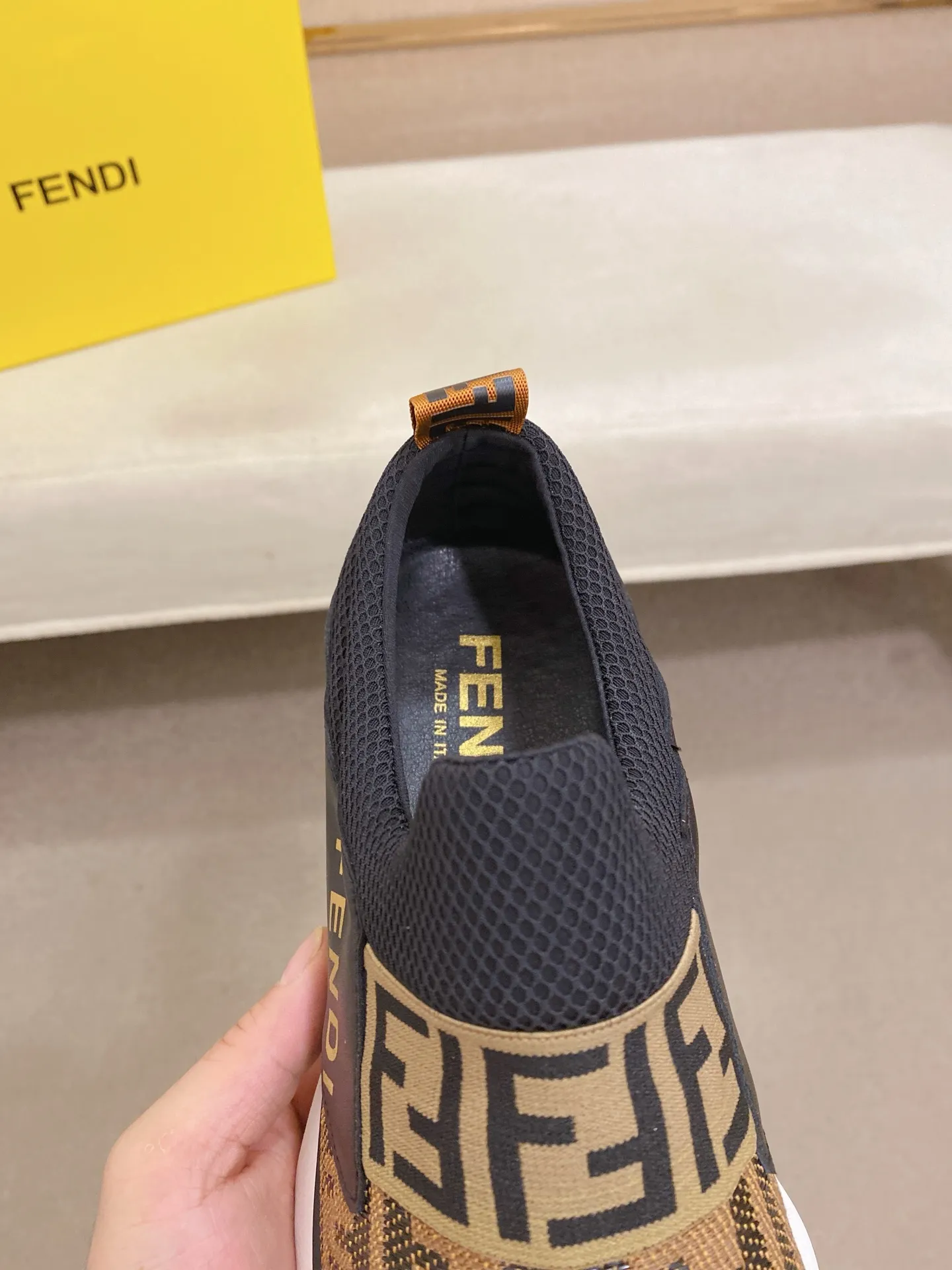 Men's shoes 💰 462💰 (FENDI) New style 👊🏻 upper 🇮🇹 imported cowhide fabric 🇩🇪 lining imported sheepskin lining. The original outsole is molded to highlight the identity of every man, and the upper foot is stable and stable🚶🏻🚶🏻The high-end custom counters reproduce the original version📯No matter the wind or rain, the shoe last remains unchanged and can withstand the verification of time🔍️,🔵 Size: 38-44 (45 is custom-made and cannot be returned or exchanged
